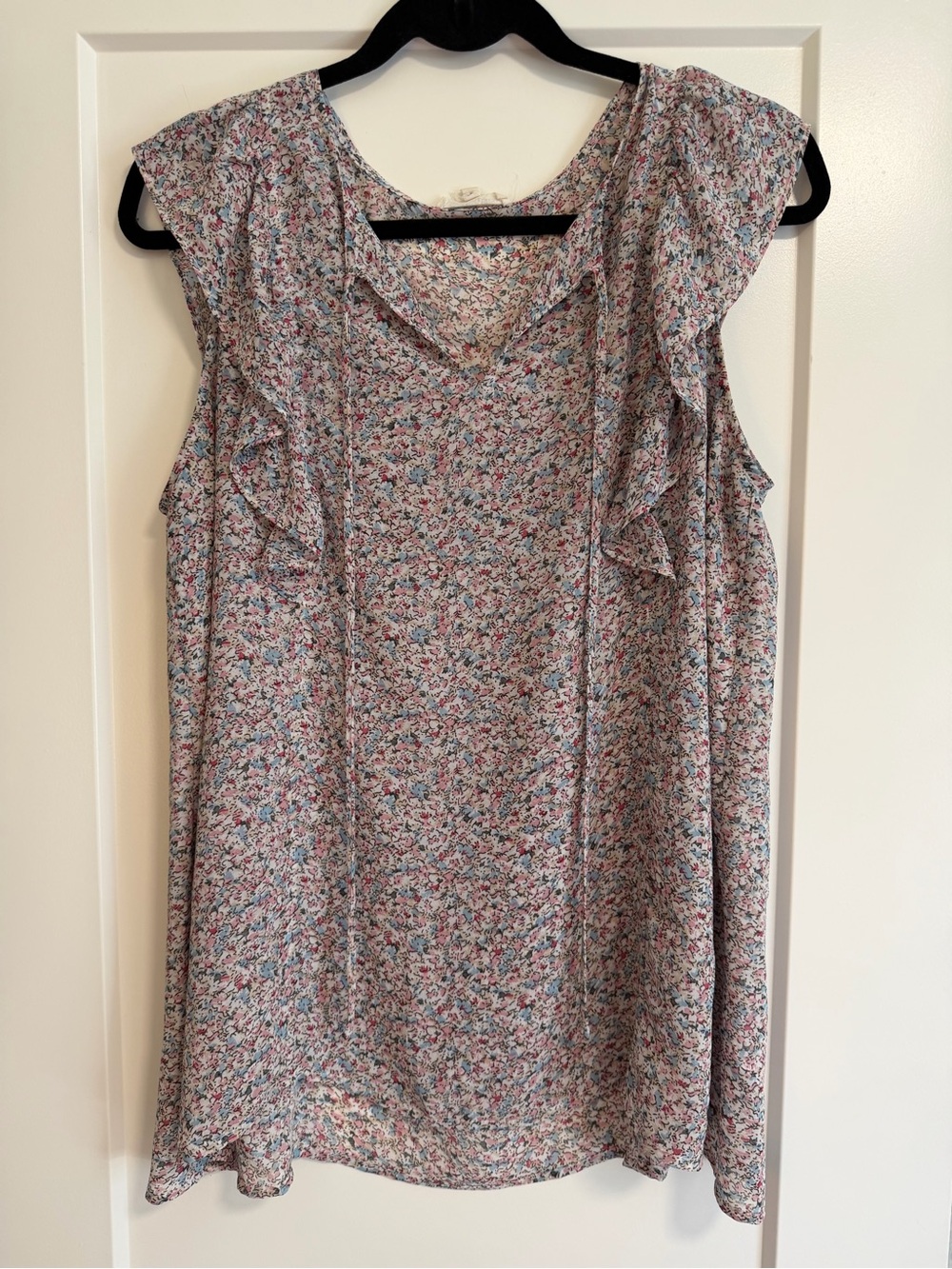 Sleeveless Floral Ruffle V-Neck Blouse - Pink/Blue